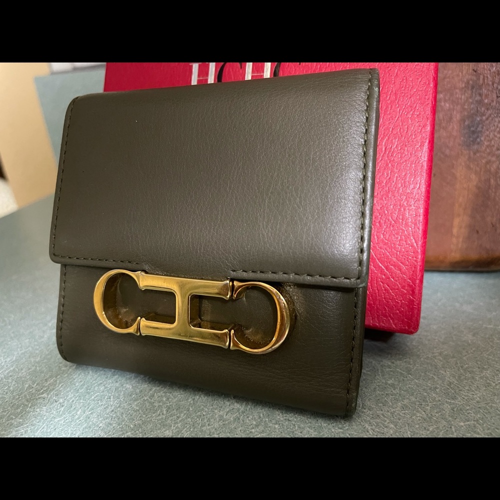 Carolina Herrera insignia initial wallet